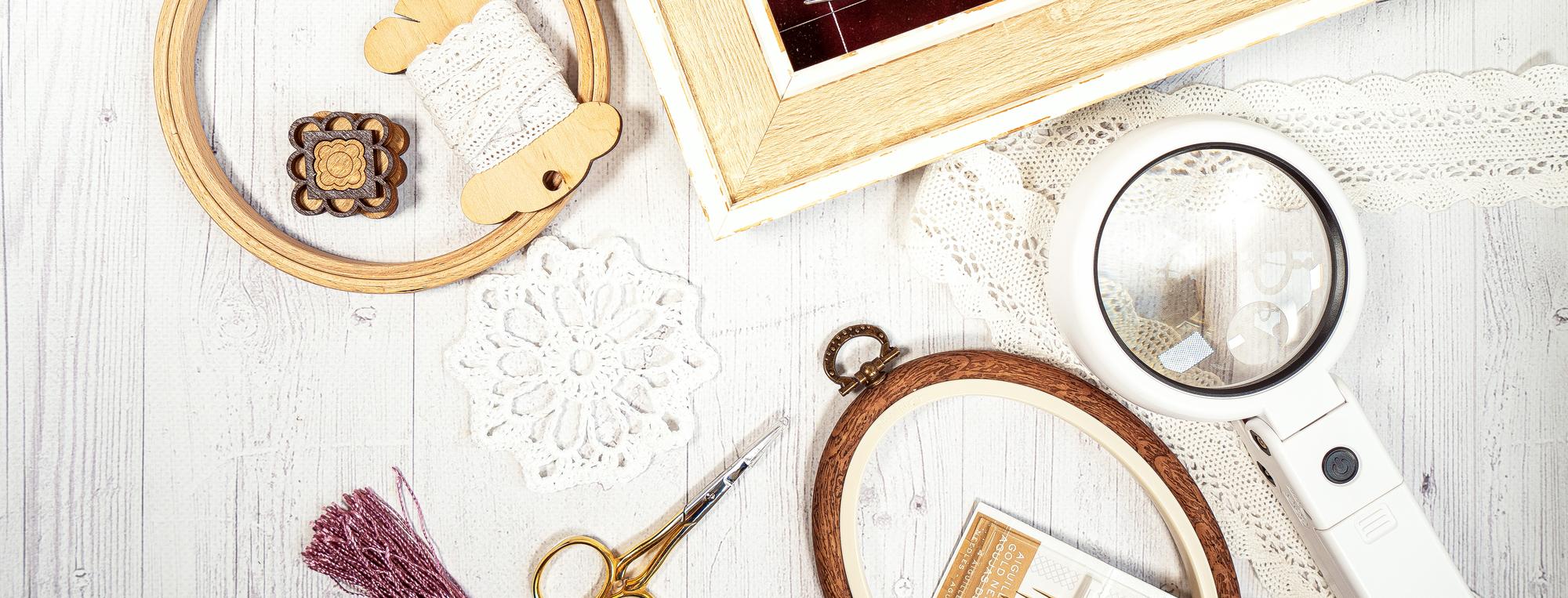 atelier de broderie cu mese de lucru și instrumente