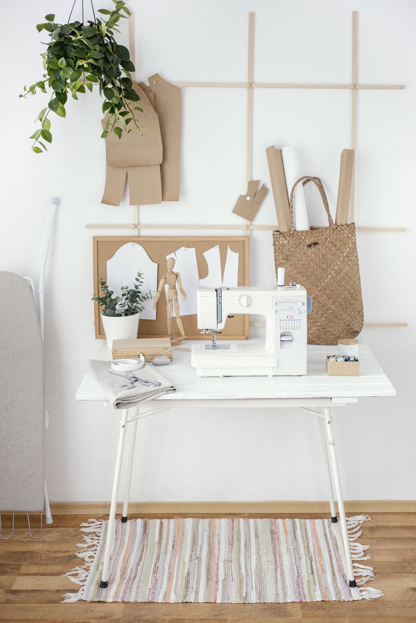 atelier interior cu lucrări brodate pe mese